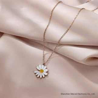 Flower gold and white necklace